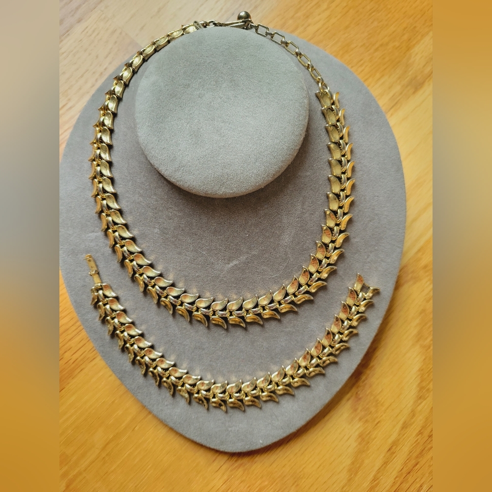 Vintage Crown Trifari Goldtone Leaf Necklace and Bracelet Set